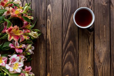 Lezzetli bir kahvaltı. Aşçı pastaya şeker serpiyor. Tahtada böğürtlenli ev yapımı rendelenmiş turta. Büyük bir dilim pasta. Hibiscus şeffaf bir bardakta içer..