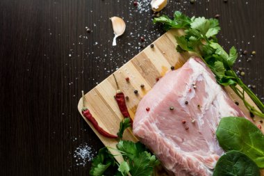 Lezzetli bir kahvaltı. Aşçı pastaya şeker serpiyor. Tahtada böğürtlenli ev yapımı rendelenmiş turta. Büyük bir dilim pasta. Hibiscus şeffaf bir bardakta içer..