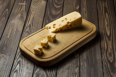 Eski siyah ahşap bir masada peynir tadı. Şarap ve romantizm için yemek, peynir lezzetleri. Menü tasarımı yatay. Yukarıdan görüntüle.