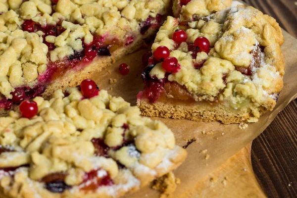 Lezzetli bir kahvaltı. Aşçı pastaya şeker serpiyor. Tahtada böğürtlenli ev yapımı rendelenmiş turta. Büyük bir dilim pasta. Hibiscus şeffaf bir bardakta içer..