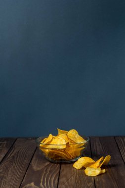 Şeffaf bir tabakta çipler. Patates kızartması. Bira için yiyecek. Çipler masada..