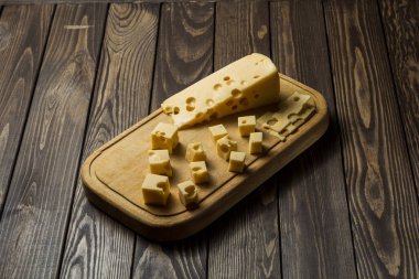 Eski siyah ahşap bir masada peynir tadı. Şarap ve romantizm için yemek, peynir lezzetleri. Menü tasarımı yatay. Yukarıdan görüntüle.