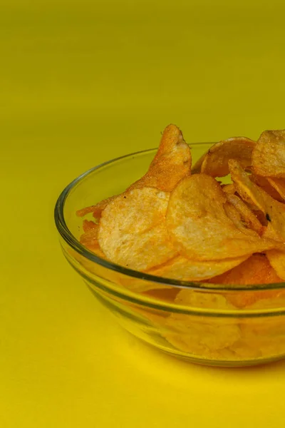 Muchas Virutas Una Placa Transparente Aislada Sobre Fondo Amarillo Comida — Foto de Stock