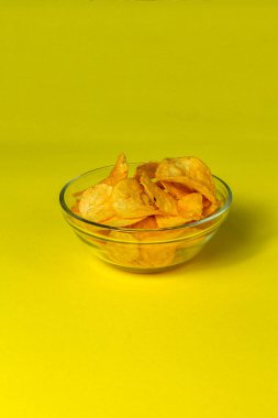 Sarı arka planda saydam bir plakadaki birçok çip izole edilmiş. Bira için yiyecek. Barın menüsü. bira barı.