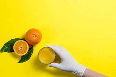 Portakal suyu ve dilimlenmiş portakal suyu. Bir bardak portakal suyu, bir portakal ve masada dilimlenmiş bir portakal..