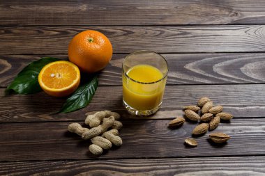 Portakal suyu ve dilimlenmiş portakal suyu. Bir bardak portakal suyu, bir portakal ve masada dilimlenmiş bir portakal..