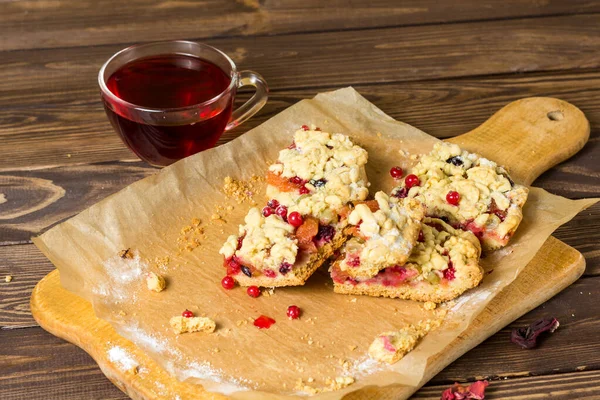 Leckeres Frühstück Hausgemachter Geriebener Kuchen Mit Beeren Auf Einem Rosa — Stockfoto