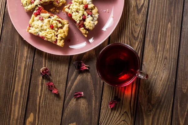 Leckeres Frühstück Hausgemachter Geriebener Kuchen Mit Beeren Auf Einem Rosa — Stockfoto