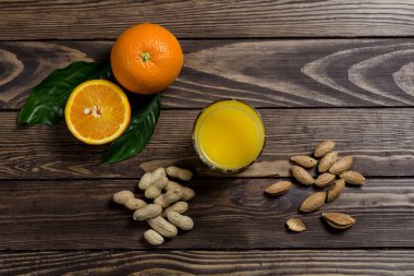 Lezzetli bir kahvaltı. Tahtada böğürtlenli ev yapımı rendelenmiş turta. Büyük bir dilim pasta. Hibiscus şeffaf bir bardakta içer. Kırmızı frenk üzümü, siyah frenk üzümü, bektaşi üzümü..