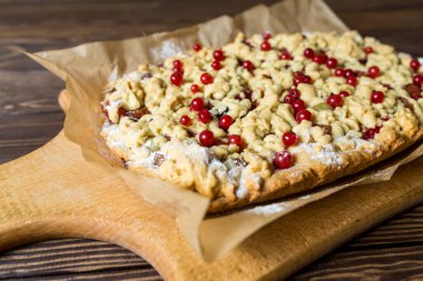 Böğürtlenli ev yapımı pasta. Kırmızı frenk üzümü, siyah frenk üzümü, bektaşi üzümü..