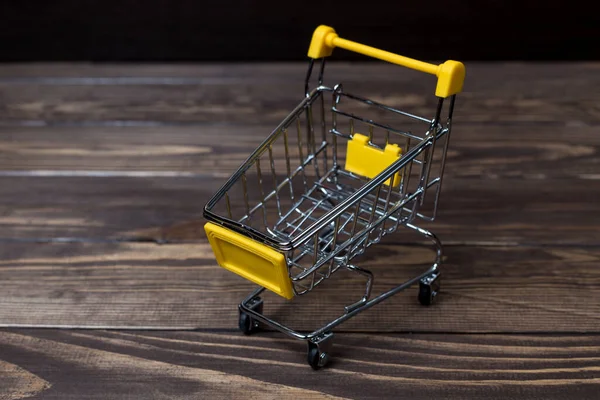 Lege Winkelwagen Een Houten Tafel Reclame Poster — Stockfoto