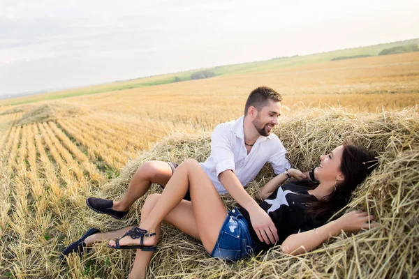 Paar hat Spaß auf einem Feld — Stockfoto