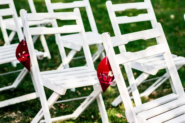 Великолепное свадебное кресло и сервировка стола на открытом воздухе — стоковое фото
