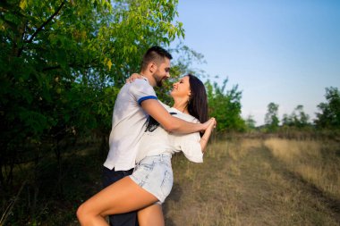 Mutlu çift yaz tatilinde eğleniyor.