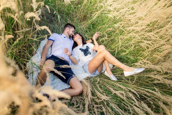 Pareja divirtiéndose en un campo —  Fotos de Stock