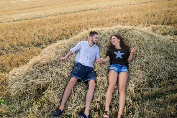 Pareja divirtiéndose en un campo —  Fotos de Stock