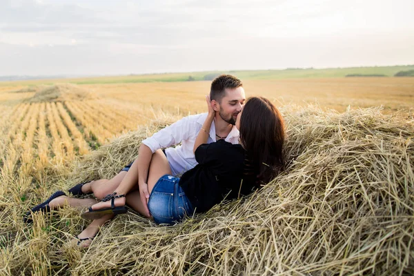 Paar hat Spaß auf einem Feld — Stockfoto