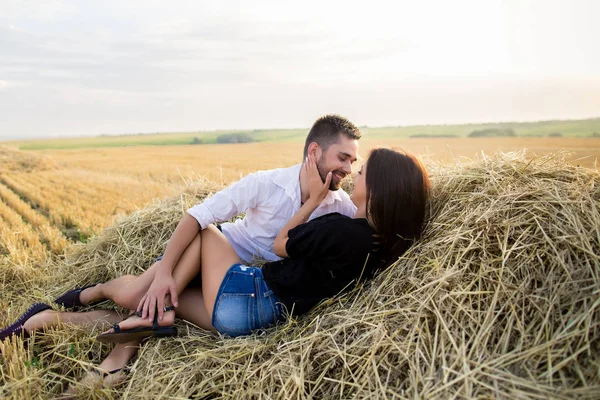 Pareja divirtiéndose en un campo —  Fotos de Stock