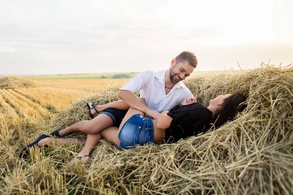 Par ha kul i ett fält — Stockfoto