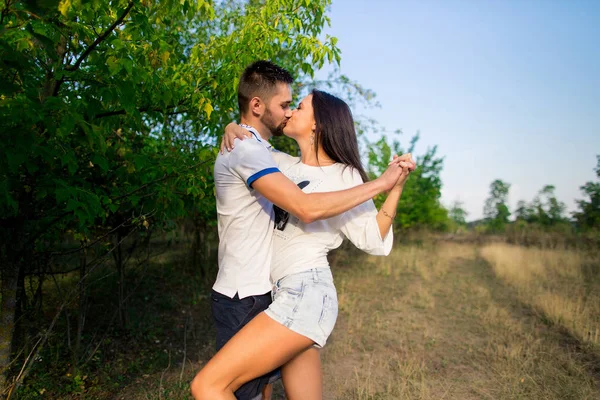 Glada par som har kul på sommarsemester — Stockfoto