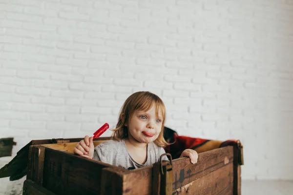 Menina criança brincando com brinquedos coloridos — Fotografia de Stock