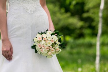 Gelinin elinde düğün buketi