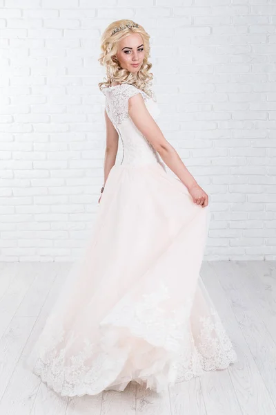 배경에 흰색 드레스에 젊은 금발 여자의 높은 패션 샷. — 스톡 사진
