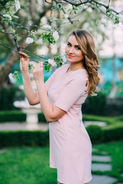 Şehir parkında sarılıp flört eden güzel bir çift.