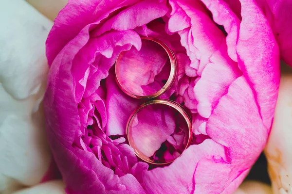 Розовые пионы с обручальным кольцом — стоковое фото