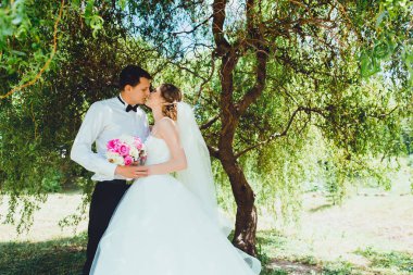 muhteşem düğün ve gençlerin yaz aylarında güzel Çift.