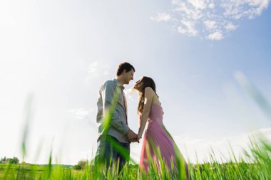 Genç şık moda aşk çekici çift öpüşme yaz alanında çarpıcı şehvetli açık portresi