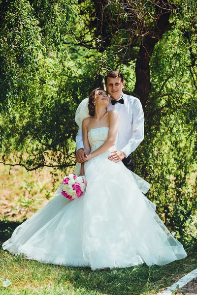 Hermosa boda y hermosa pareja de jóvenes en el verano . — Foto de Stock