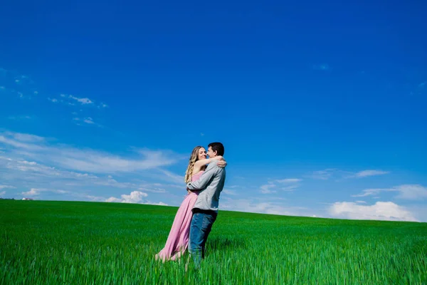 Impresionante sensual retrato al aire libre de joven elegante moda atractiva pareja en el amor besándose en el campo de verano —  Fotos de Stock