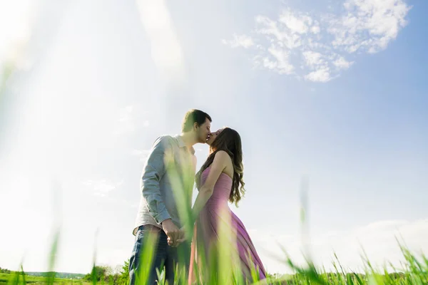 Impresionante sensual retrato al aire libre de joven elegante moda atractiva pareja en el amor besándose en el campo de verano —  Fotos de Stock