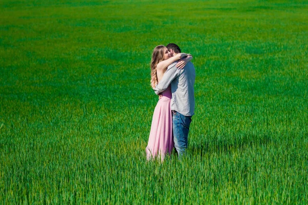 Impresionante sensual retrato al aire libre de joven elegante moda atractiva pareja en el amor besándose en el campo de verano —  Fotos de Stock