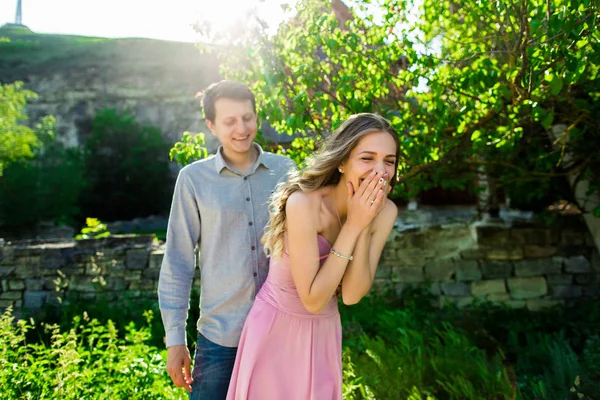 Loving couple under a big tree in the park in summer — Stock Photo, Image