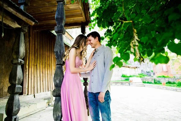 Пара закоханих стоїть біля будинку. сільська дерев'яна стіна — стокове фото