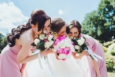 düğün günü parkta nedime ile mutlu gelin