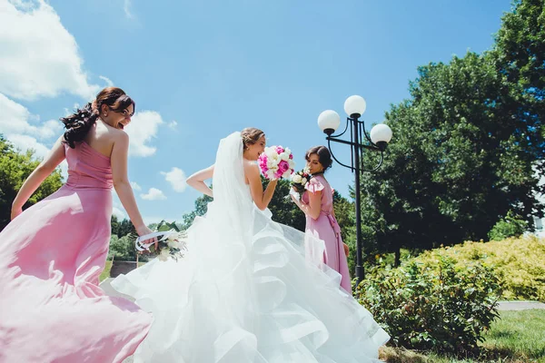 Düğün günü parkta nedime ile mutlu gelin — Stok fotoğraf