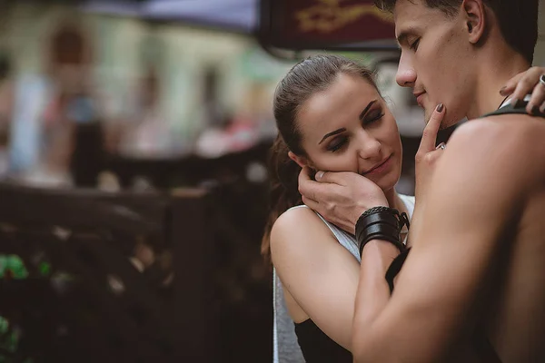 Genç güzel komik çift açık sokakta yaz aylarında eğleniyor aşık