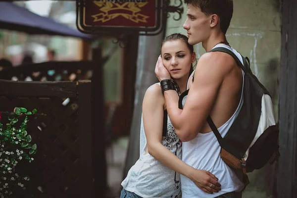 Unga vackra roliga par älskar att ha kul utomhus på gatan i sommar — Stockfoto