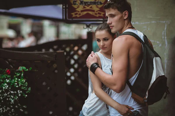 Jovem casal engraçado bonito no amor se divertindo ao ar livre na rua no verão — Fotografia de Stock