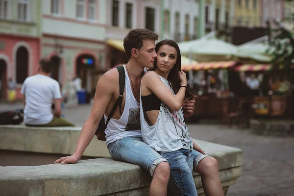 Молодая красивая веселая влюбленная пара веселится на улице летом — стоковое фото