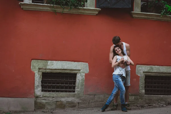 Joven hermosa pareja divertida en el amor divertirse al aire libre en la calle en verano —  Fotos de Stock