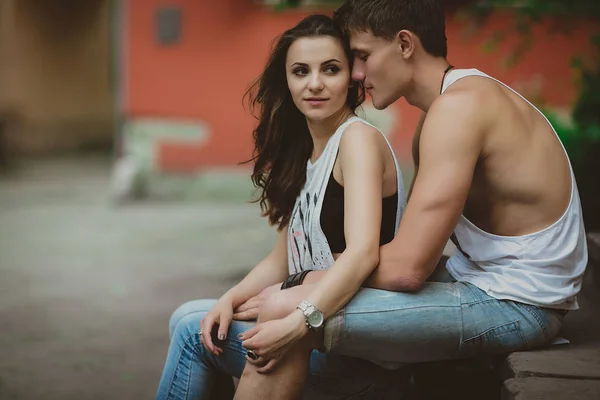 Genç güzel komik çift açık sokakta yaz aylarında eğleniyor aşık