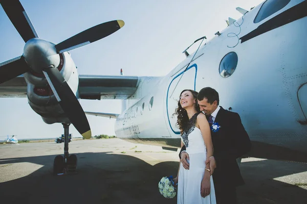 Mutlu düğün çift gelin ve damat helikopter sürme — Stok fotoğraf