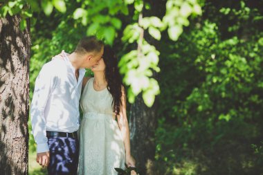 parkta sarılma güzel genç Çift