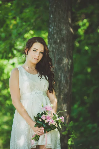 Moda güzel sarışın genç kadın bir masal ormandaki güzel beyaz elbiseli. sihirli bir atmosfer — Stok fotoğraf