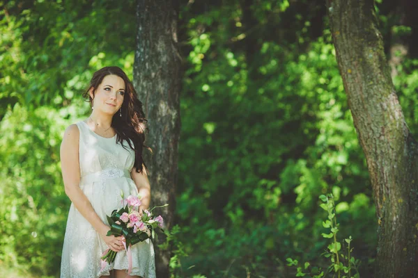 Mode prachtige jonge blonde vrouw in prachtige witte jurk in een sprookjesachtige forest. magische sfeer — Stockfoto