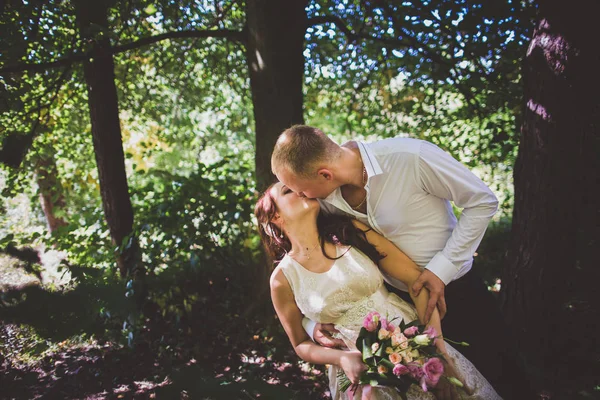 Mooie jonge paar knuffelen in het park — Stockfoto